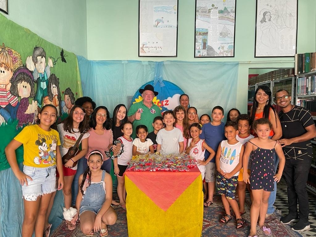 ALUNOS COMEMORAM O DIA DAS CRIANÇAS NA BIBLIOTECA MUNICIPAL