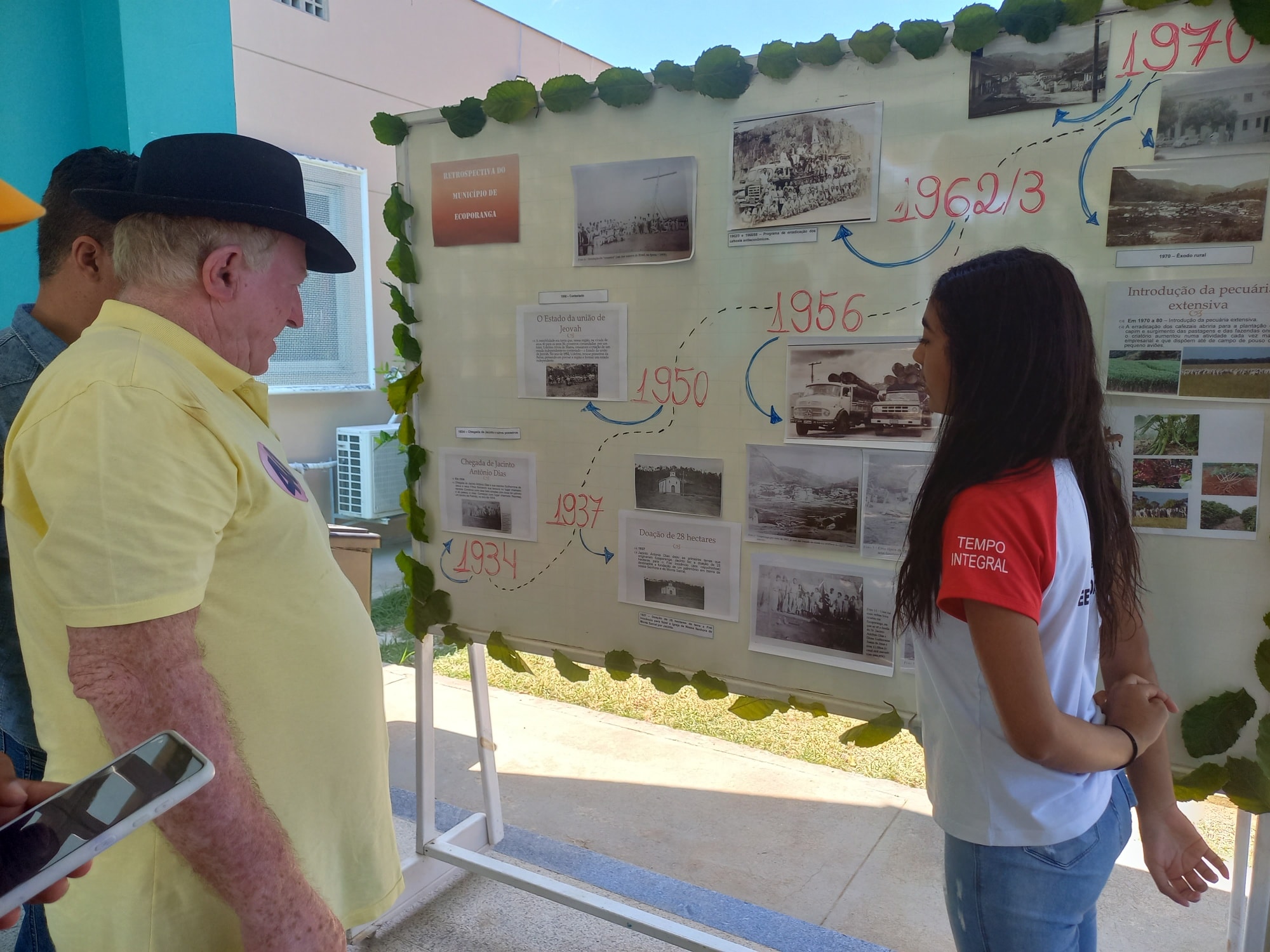 PREFEITO DE ECOPORANGA PRESTIGIA 1ª FEIRA CIENTÍFICA, CULTURAL E LITERÁRIA DA ESCOLA DANIEL COMBONI