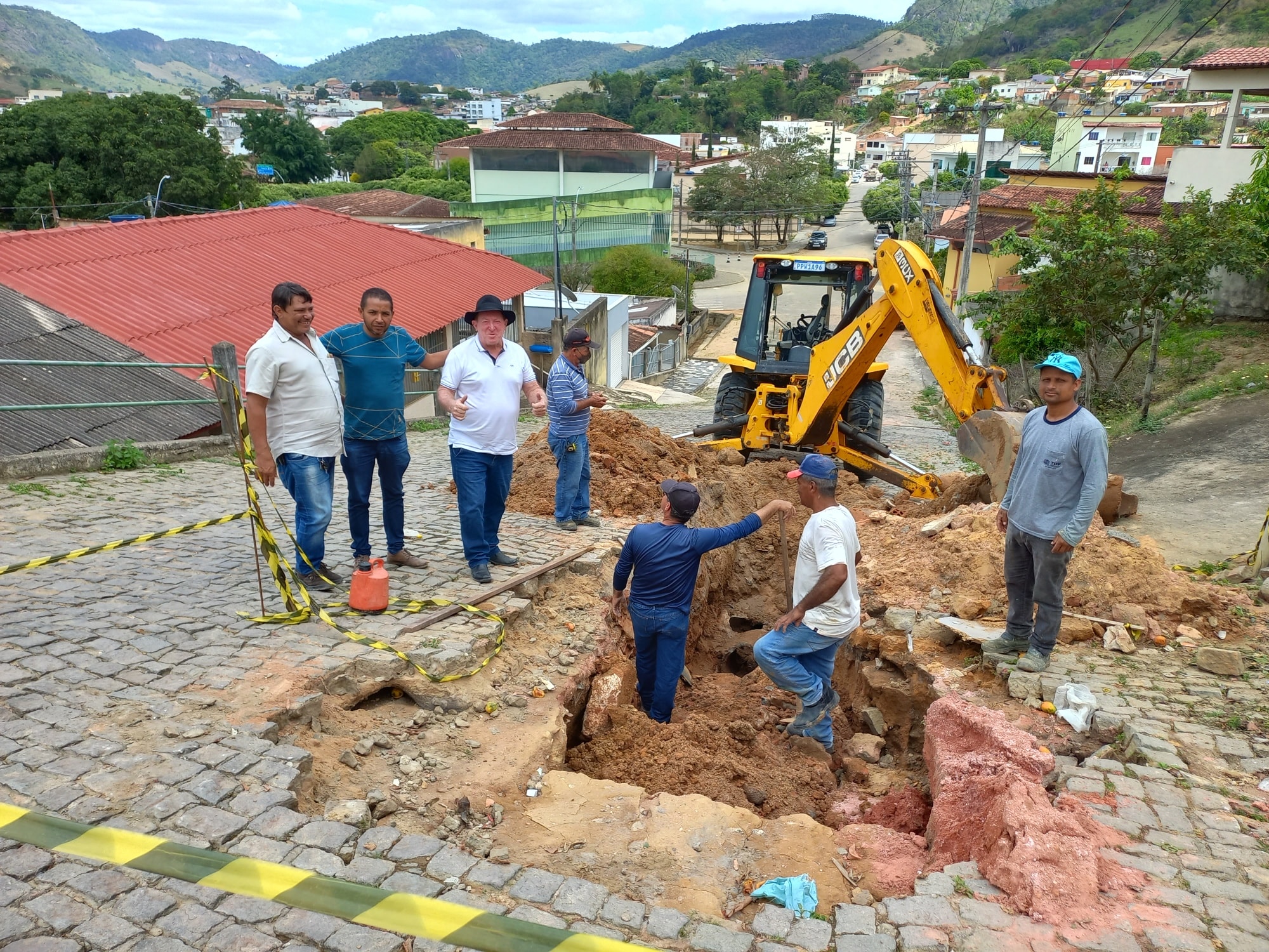 PREFEITURA DE ECOPORANGA CONCLUI REPARO EM BUEIRO COM TROCA DE MANILHAS NA RUA FRANCISCO BENTO FERREIRA