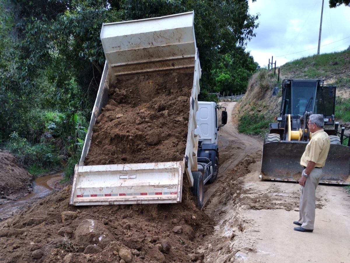 PREFEITURA REALIZA SERVIÇOS DE RECUPERAÇÃO DA ESTRADA NA REGIÃO DO CÓRREGO DO FEIXO