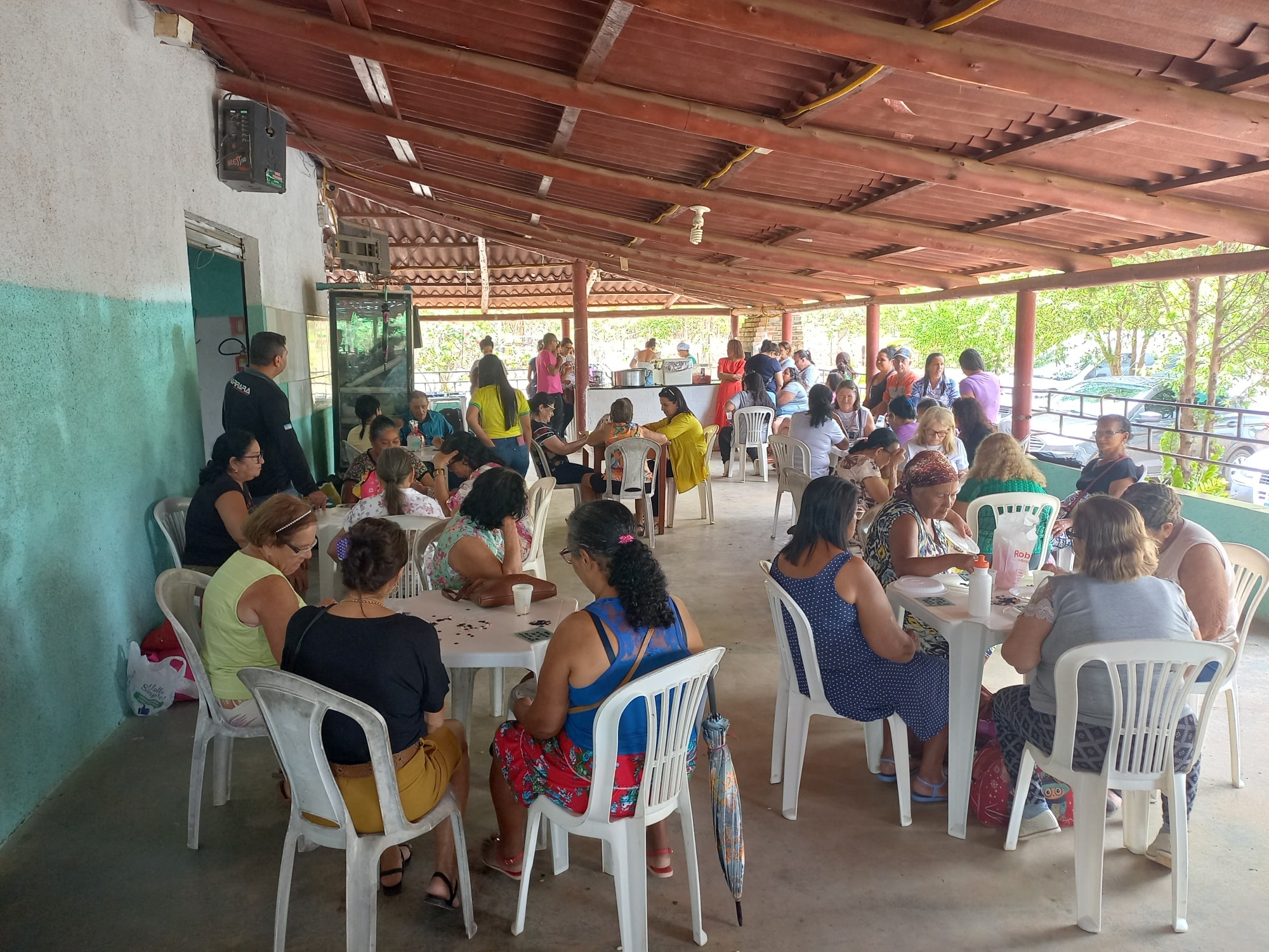 CRAS REALIZA ALMOÇO DE CONFRATERNIZAÇÃO COM IDOSOS