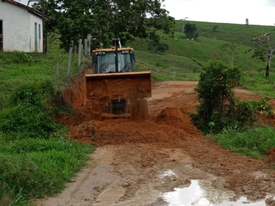 PREFEITURA DE ECOPORANGA REALIZA REPAROS EMERGENCIAIS EM DIVERSAS ESTRADAS RURAIS DO MUNICÍPIO