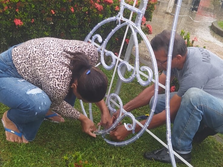 PREFEITURA DE ECOPORANGA COMEÇA A INSTALAR A DECORAÇÃO DE NATAL