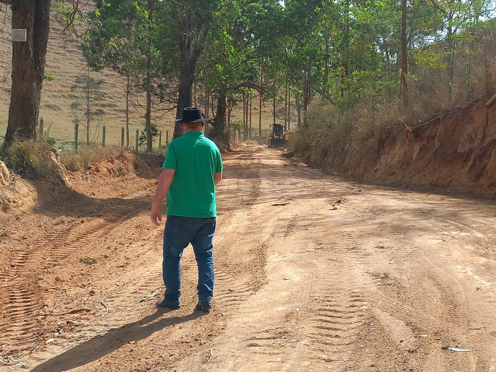 PREFEITO ACOMPANHA DE PERTO OS TRABALHOS REALIZADOS NA MELHORIA DE ESTRADAS RURAIS DO MUNICÍPIO