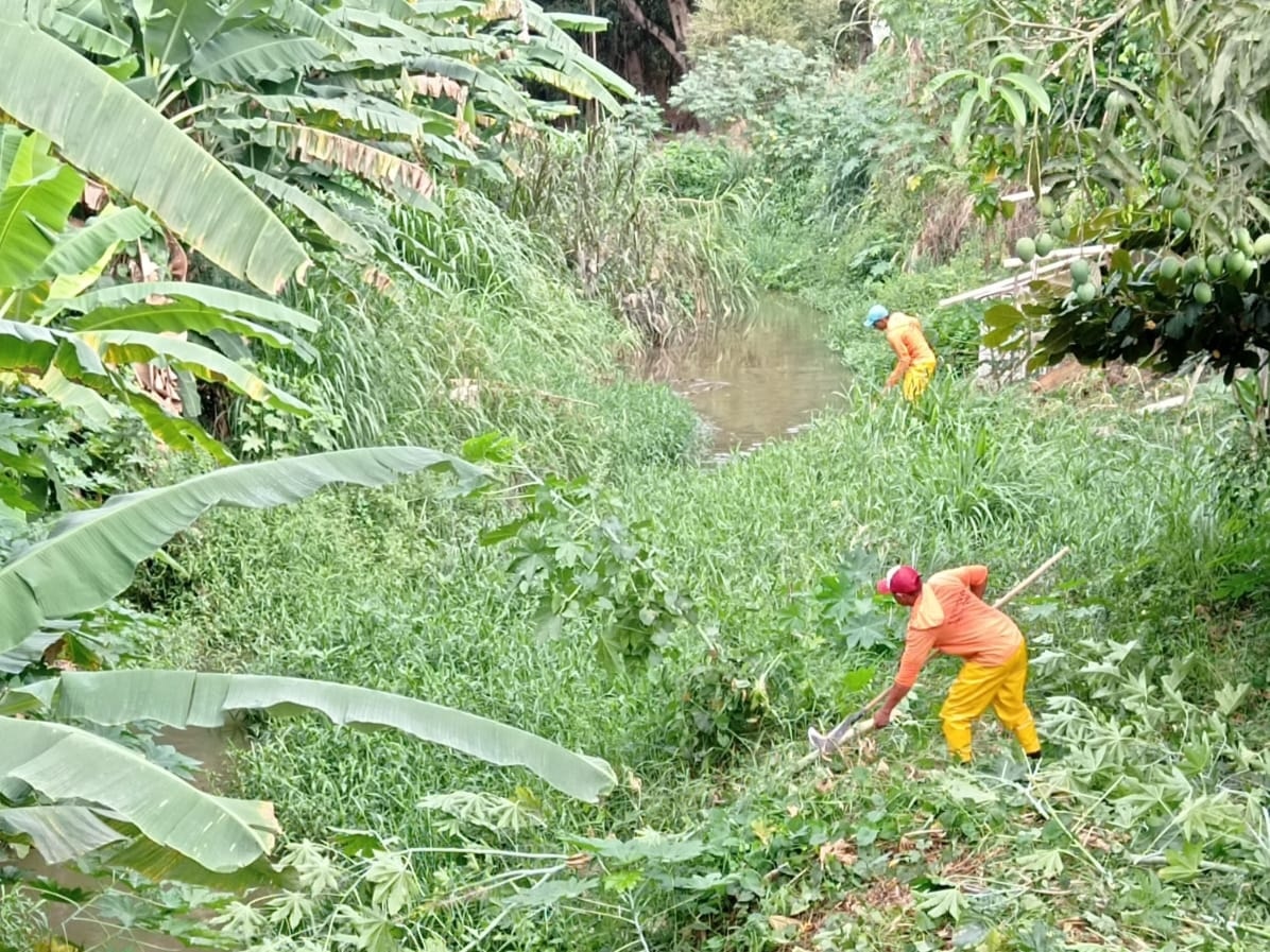 PREFEITURA REALIZA LIMPEZA DO RIO DOIS DE SETEMBRO QUE CORTA A CIDADE