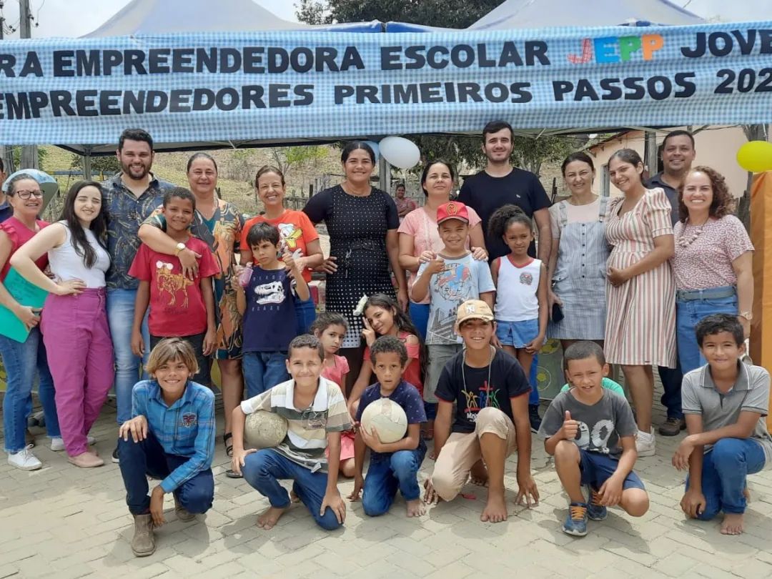 PREFEITURA DE ECOPORANGA E SEBRAE REALIZAM 2º DIA DE FEIRA DO PROJETO JEPP EM ESCOLA DO DISTRITO DE SANTA RITA