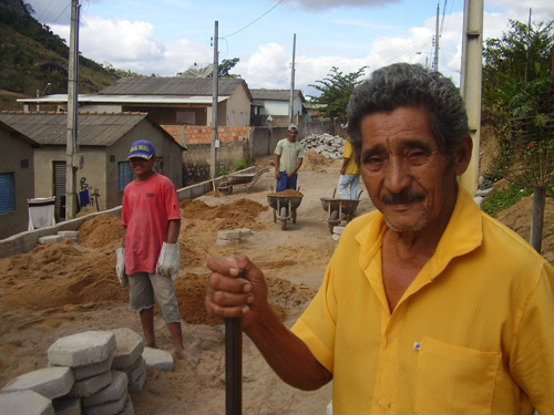 Mais uma rua calçada em Ecoporanga