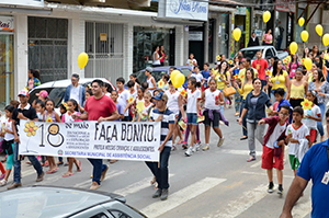 CREAS realiza passeata para promover o Dia Nacional de Combate ao Abuso e Exploração Sexual de Crianças e Adolescentes