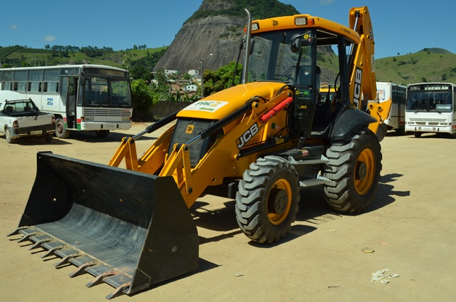 Retroescavadeira para a agricultura familiar de Ecoporanga